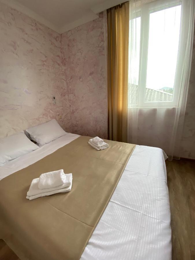 Hotel Holiday House Chkonia Batumi Exterior foto